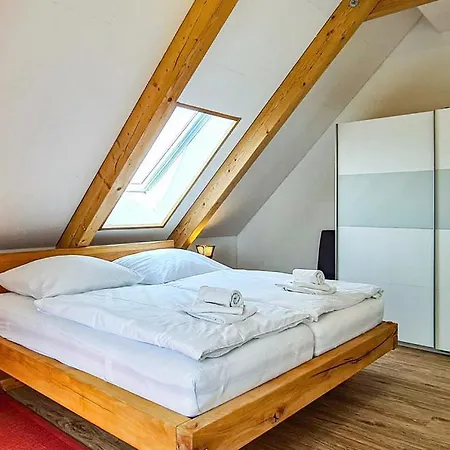 Ferienhaus Mit 3 Separaten Ferienwohnungen In Zirtow Bei Wesenberg * فيسينبيرغ